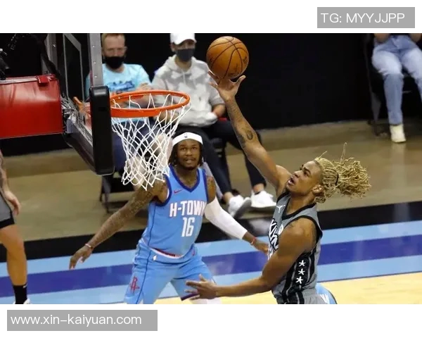 乔治上半场表现平平仅得8分三分球命中率尚可展现潜力